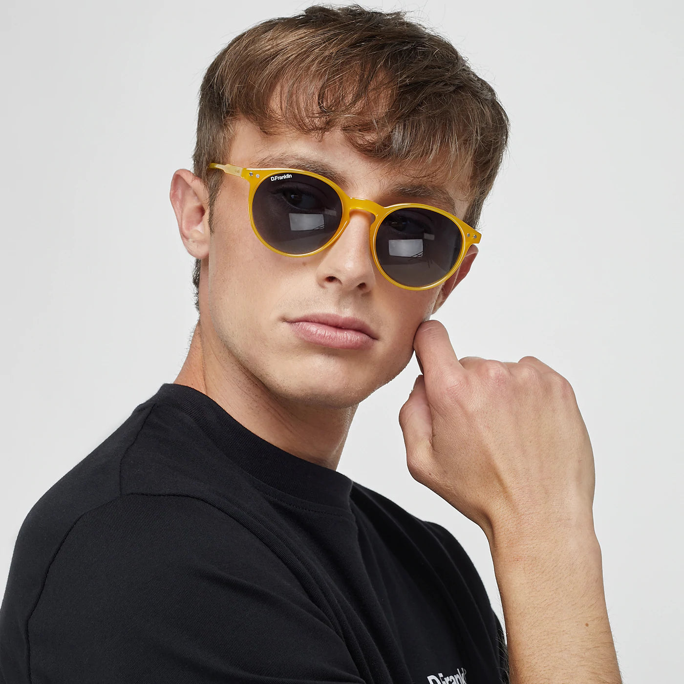 Méz sárga kékes lencsés kerek ovális  D.Franklin napszemüveg Ultra Light Max Honey férfi modellen
