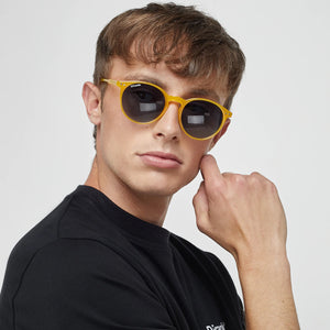 Méz sárga kékes lencsés kerek ovális  D.Franklin napszemüveg Ultra Light Max Honey férfi modellen