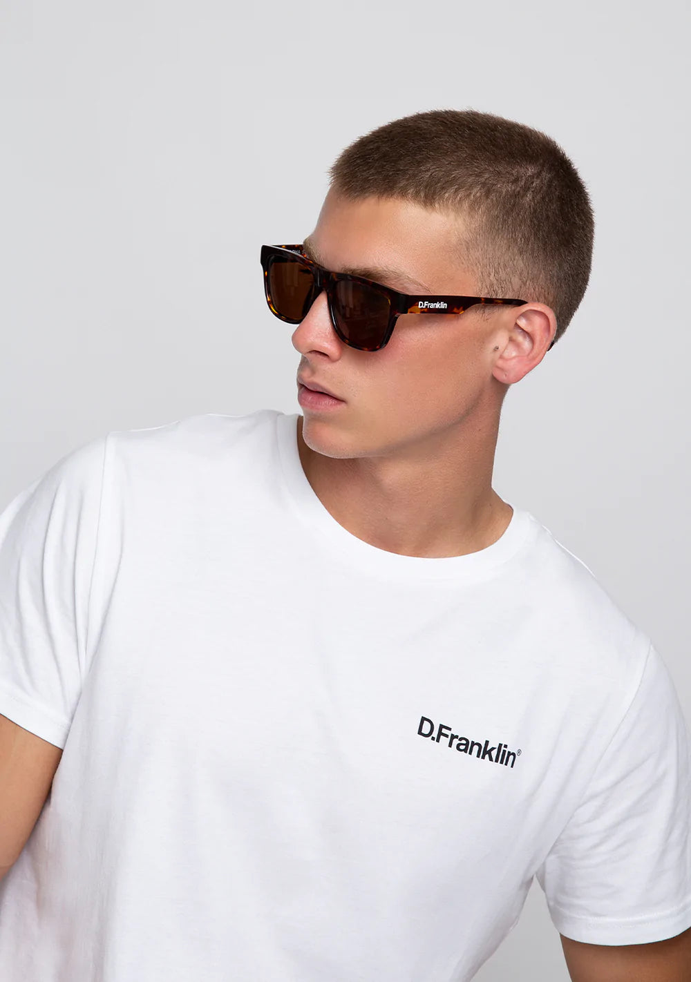 D.Franklin Doha Square Carey unisex napszemüveg férfi modellen