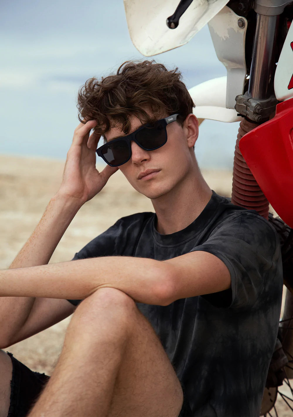D.Franklin Doha Square Navy unisex napszemüveg férfi modellen