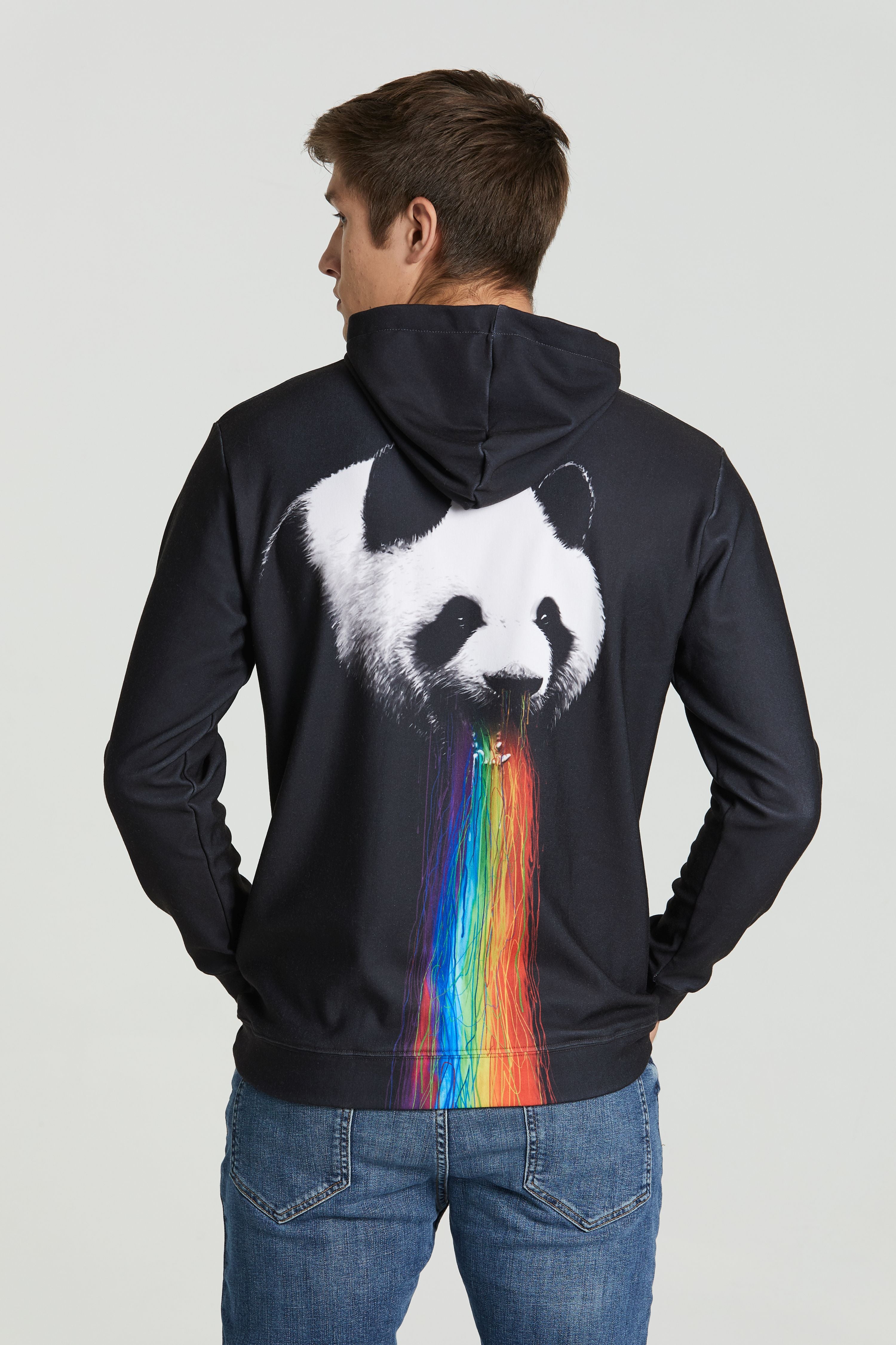 Szivárványt hányó panda fekete kapucnis pulóver férfi modellen